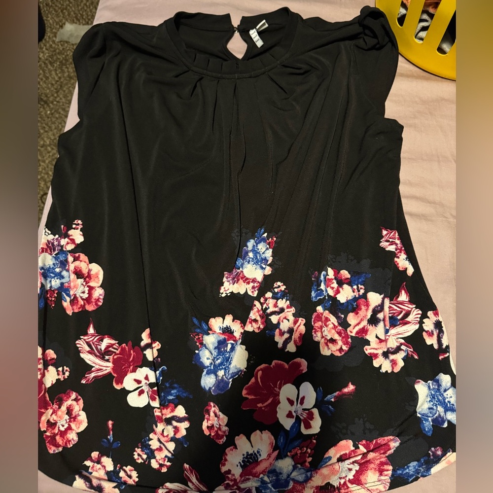 Elle cap sleeve floral shirt